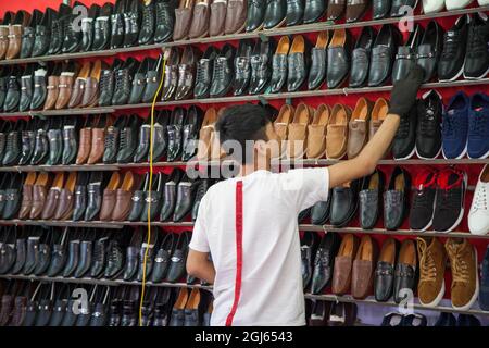 March aux puces local chaussures brillant pour gar on vendre