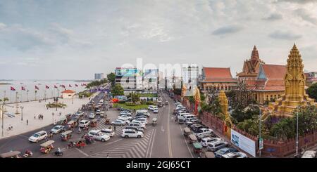 Cambodge, Phnom Penh. Trafic de Sisowath Quay, vue en hauteur au crépuscule. Banque D'Images