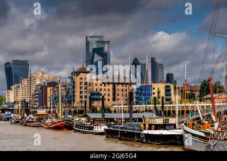 Vue sur la Tamise en direction de la ville de Londres, Londres, Royaume-Uni. Banque D'Images