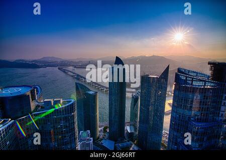 BUSAN, CORÉE DU SUD - 26 juillet 2014 : un coucher de soleil sur les tours Zenith à Busan, Corée du Sud Banque D'Images