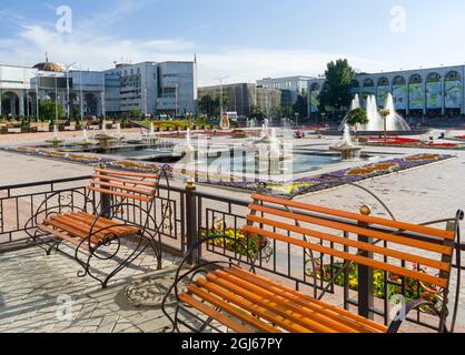 Ala trop place dans le centre-ville. La capitale Bishkek est située dans les contreforts de Tien Shan, au Kirghizistan Banque D'Images