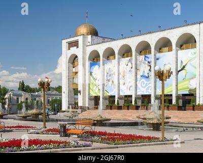 Ala trop place dans le centre-ville. La capitale Bishkek est située dans les contreforts de Tien Shan, au Kirghizistan. (Usage éditorial uniquement) Banque D'Images