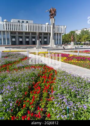 Philharmoniques Toktogul, un monument de Manas au premier plan. La capitale Bishkek, Kirghizistan. (Usage éditorial uniquement) Banque D'Images