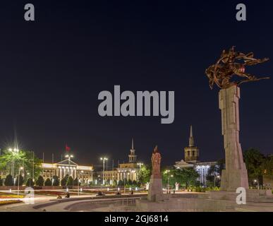 Place Manas devant les Philharmoniques et le monument Manas tuant le dragon. La capitale Bishkek, Kirghizistan. (Usage éditorial uniquement) Banque D'Images