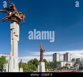 Place Manas devant les Philharmoniques et le monument Manas tuant le dragon. La capitale Bishkek, Kirghizistan. (Usage éditorial uniquement) Banque D'Images