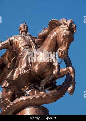 Place Manas devant les Philharmoniques et le monument Manas tuant le dragon. La capitale Bishkek, Kirghizistan. (Usage éditorial uniquement) Banque D'Images