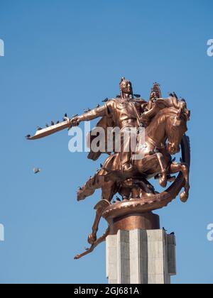Place Manas devant les Philharmoniques et le monument Manas tuant le dragon. La capitale Bishkek, Kirghizistan. (Usage éditorial uniquement) Banque D'Images