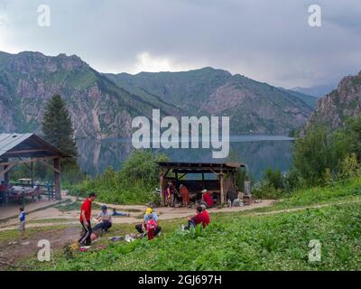 Les touristes locaux préparent un barbecue. Lac Sary-Chelek dans la réserve naturelle Sary-Chelek, site classé au patrimoine mondial de l'UNESCO, Shan Tien Ouest. Tien Shan Banque D'Images