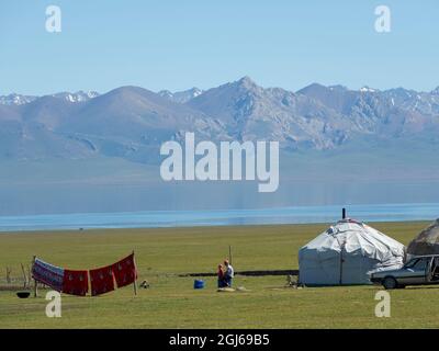 Yourtes au lac Song Kol (son Kul, Songkol, Song-Koel). Les montagnes Tien Shan ou les montagnes célestes de Kirghizia, au Kirghizistan. (Usage éditorial uniquement) Banque D'Images