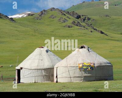 Yourtes au lac Song Kol (son Kul, Songkol, Song-Koel). Les montagnes Tien Shan ou les montagnes célestes de Kirghizia, au Kirghizistan. (Usage éditorial uniquement) Banque D'Images