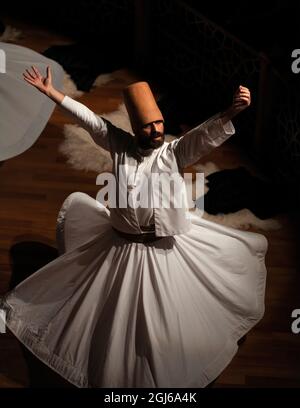 Konya - 05 octobre 2021 : Dervish tourbillonnant | Semazen exécutant le rituel Sama sur scène. La danse des Derviches est une sorte de méditer sur Dieu par la musique Banque D'Images