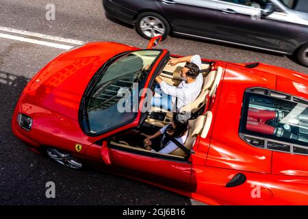 Un homme conduit Une Porsche le long de l'Embankment, Londres, Royaume-Uni. Banque D'Images