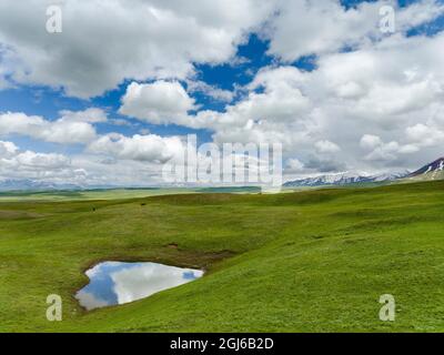 Vallée d'Alaj en face de la chaîne de montagnes Trans-Alay dans les montagnes de Pamir. Asie centrale, Kirghizistan Banque D'Images