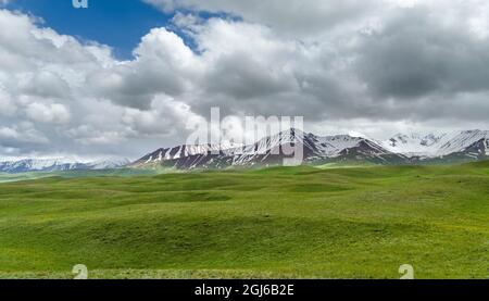 Vallée d'Alaj en face de la chaîne de montagnes Trans-Alay dans les montagnes de Pamir. Asie centrale, Kirghizistan Banque D'Images