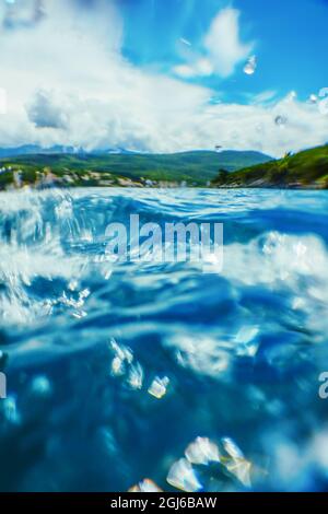 Gros plan sur les vagues de mer, vue à angle bas Tropical Island sur la surface Banque D'Images