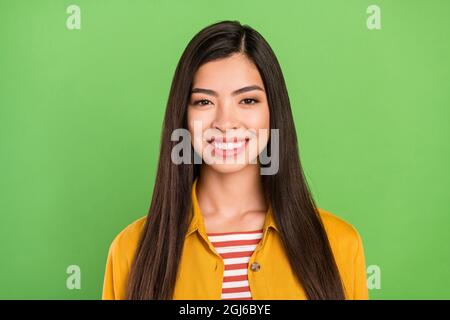 Photo de charmante jeune femme attrayante bonne humeur sourire visage isolé sur fond vert brillant couleur Banque D'Images