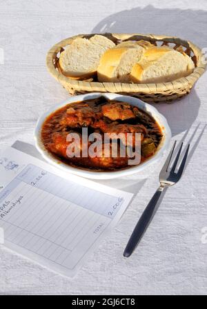 Tapas - boulettes de viande espagnoles (Albondicas) avec pain et reçu, Calahonda, Espagne. Banque D'Images