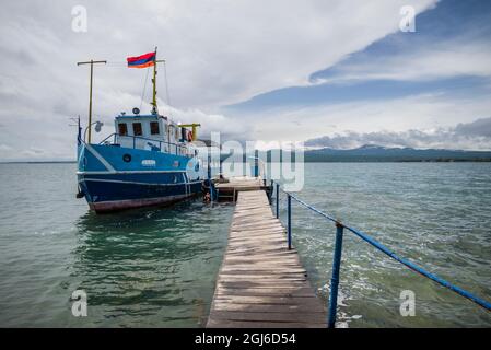 Arménie, Sevan. Petite jetée avec bateau sur le lac. Banque D'Images