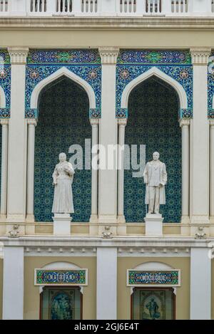 Azerbaïdjan, Bakou. Statues extérieures du Musée de la littérature de Nizami. Banque D'Images
