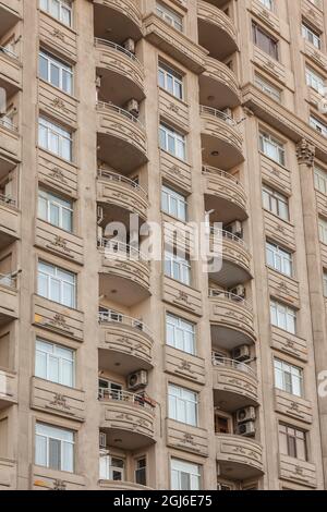 Azerbaïdjan, Bakou. Immeubles d'appartements, rue Hasanoghlu près du centre Heydar Aliyev Banque D'Images