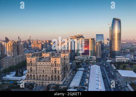 Azerbaïdjan, Bakou. Horizon avec la maison du gouvernement soviétique Dom. Banque D'Images