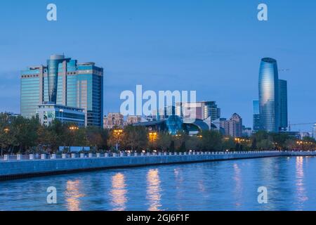 Azerbaïdjan, Bakou. Bulvar Promenade, vue sur la ville depuis la baie de Bakou. Banque D'Images