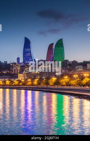 Azerbaïdjan, Bakou. Bulvar Promenade, vue sur la ville avec Flame Towers. Banque D'Images