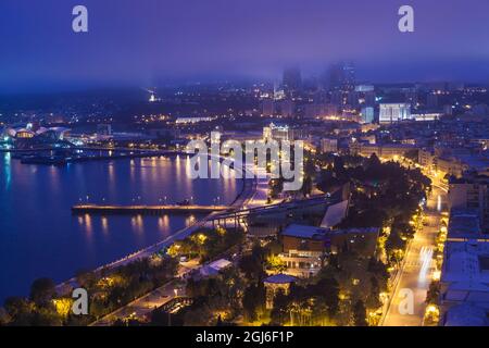 Azerbaïdjan, Bakou. Bulvar Promenade, vue panoramique de la ville avec brouillard. Banque D'Images