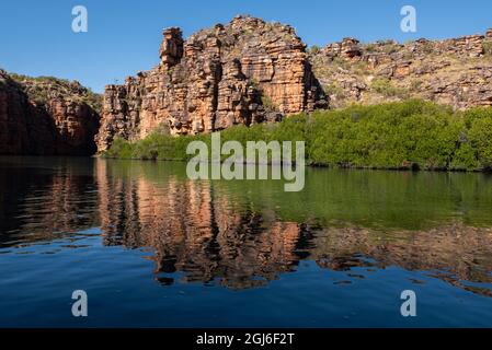 Australie occidentale, côte de Kimberley, baie de Koolama. Paysage typique de roche rouge sur la rivière King George avec des reflets pittoresques. Banque D'Images