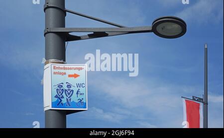 panneau de toilettes sur un feu de rue, Bremerhaven, Allemagne Banque D'Images