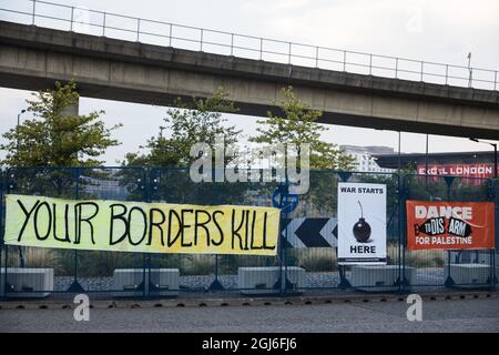 Londres, Royaume-Uni. 8 septembre 2021. Des banderoles sont photographiés lors des manifestations de Stop the Arms Fair en dehors d'Excel London alors que les préparatifs de la foire d'armes DSEI 2021 se poursuivent. Le troisième jour des manifestations d'une semaine à l'extérieur du lieu de l'une des plus grandes foires d'armes au monde a été organisé autour de l'éducation démilitarisante. Crédit : Mark Kerrison/Alamy Live News Banque D'Images