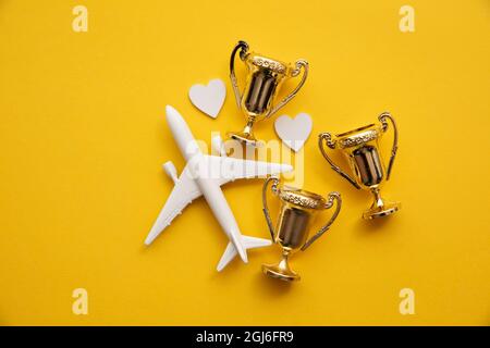 Voyages en avion. Satisfaction de l'industrie aéronautique. Jouet avion avec trophée d'or Banque D'Images