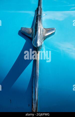 Gros plan de l'ornement de capot sur le Chevrolet bleu classique américain à Vieja, dans le vieux Habana, à la Havane, à Cuba. Banque D'Images