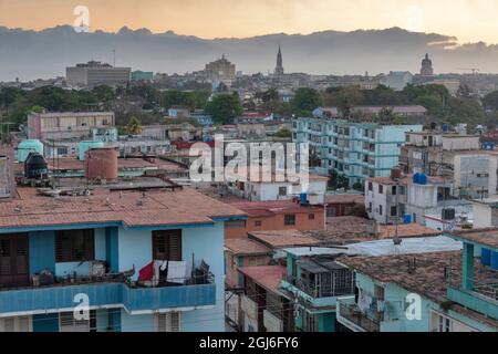 Vue panoramique tôt le matin sur le quartier résidentiel central de Vedado à la Havane, Cuba. Banque D'Images