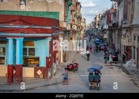 La lumière du matin frappe un bâtiment coloré à l'angle de la scène de rue dans le quartier central de Habana, la Havane, Cuba Banque D'Images