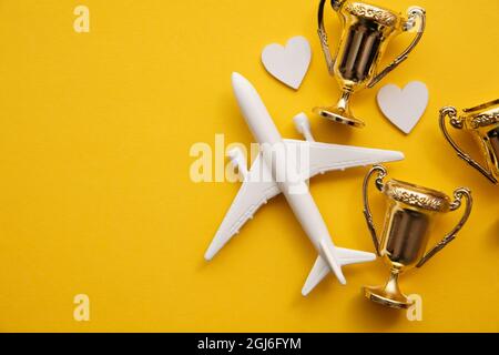 Voyages en avion. Satisfaction de l'industrie aéronautique. Jouet avion avec trophée d'or Banque D'Images