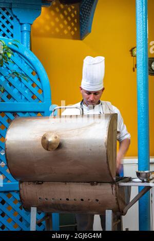 Le chef cuisiniers sur un barbecue dans un restaurant Trinidad, Cuba Banque D'Images