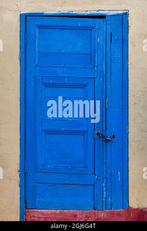 Porte rustique en bois bleu avec serrure sur façade jaune à Trinidad, Cuba Banque D'Images
