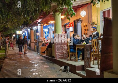 Personnes dans les restaurants appréciant la vie nocturne à Vinales, Cuba Banque D'Images