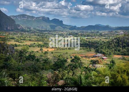 Vue sur la vallée de Vinales vue depuis le point de vue de l'hôtel Los Jazmines, Vinales, Cuba. Banque D'Images