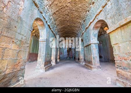 Vue intérieure de la citerne romaine antique sur le site archéologique des ruines de Minoan à Aptera. Crète, Grèce Banque D'Images