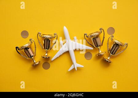 Voyages en avion. Satisfaction de l'industrie aéronautique. Jouet avion avec trophée d'or Banque D'Images