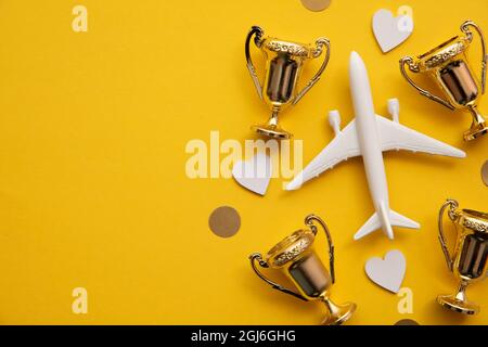 Voyages en avion. Satisfaction de l'industrie aéronautique. Jouet avion avec trophée d'or Banque D'Images