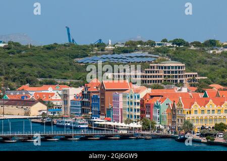 Vue aérienne de la capitale Willemstad avec le pont Queen Emma, Curaçao. Banque D'Images