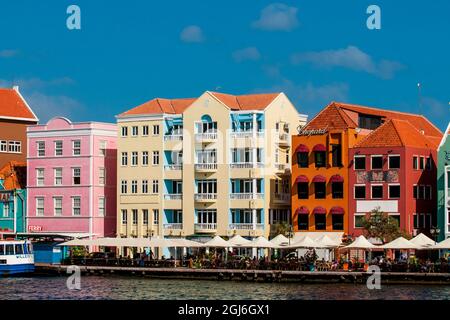Bâtiments colorés, architecture dans la capitale Willemstad, Curaçao. Banque D'Images