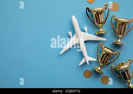 Voyages en avion. Satisfaction de l'industrie aéronautique. Jouet avion avec trophée d'or Banque D'Images