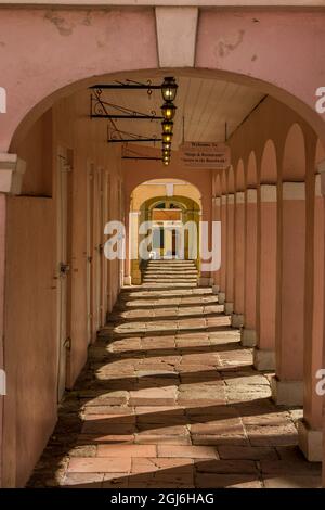 Les trottoirs couverts dans le centre-ville historique de Christiansted, Sainte-Croix, une des îles Vierges américaines. Banque D'Images