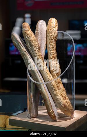 La Baguette, pain typiquement français, exposé dans une boulangerie comme s'il s'agissait d'une œuvre d'art. France, Europe Banque D'Images