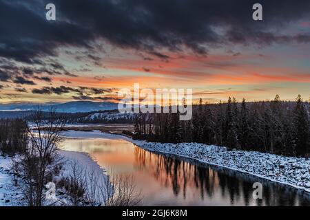 Coucher de soleil vif sur la rivière Elk près d'Elko, Colombie-Britannique, Canada. Banque D'Images