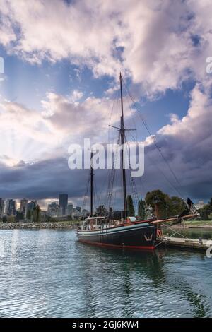 Voilier amarré à un quai à kits point, avec vue sur Vancouver Skyline. Banque D'Images